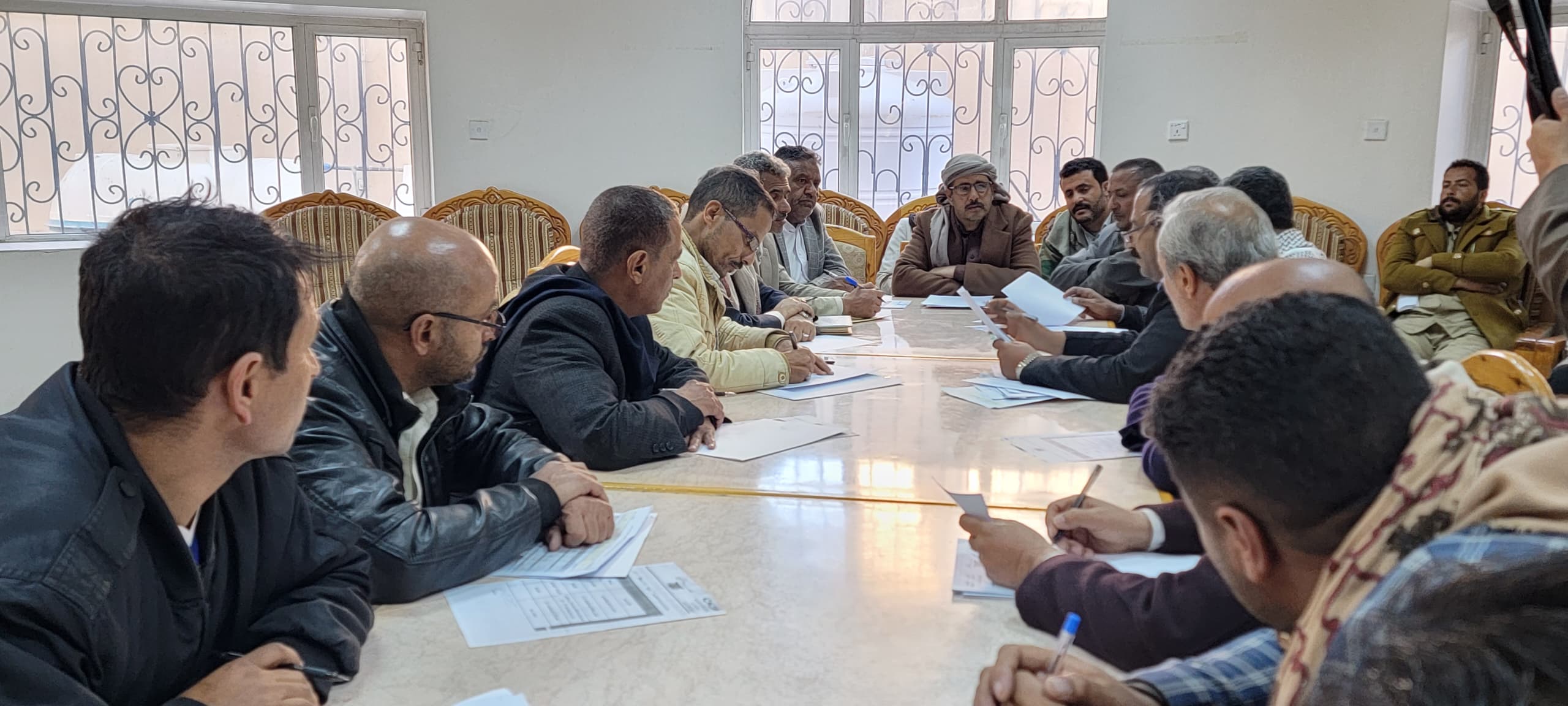 مجلس إدارة صندوق النظافة والتحسين بمحافظة ذمار يناقش تقارير الإنجاز وآلية تحسين الاداء. 