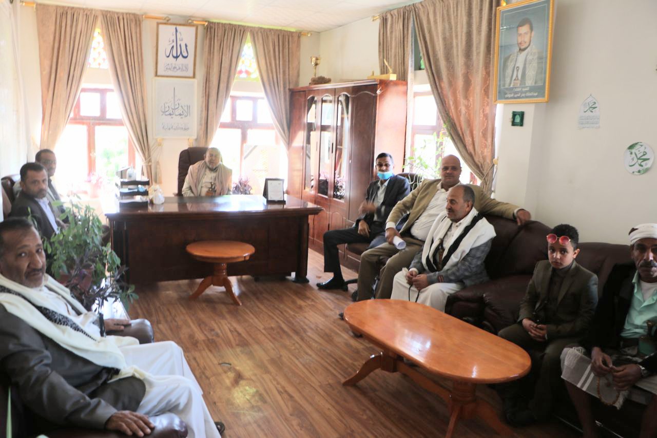 ذمار : الجبين والعميسي يشيدان بمستوى الانضباط الإداري بمكاتب الصحة والاشغال والضرائب في أول أيام الدوام. 